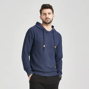 Dettaglio felpa con cappuccio in maglia jacquard blu scuro da uomo con trama