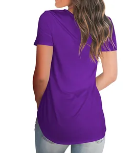Rückansicht eines lässigen, lockeren, lila Damen-Kurzarm-Strick-T-Shirts mit Rundsaum