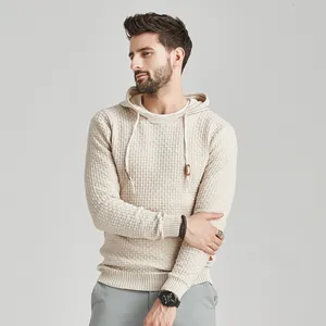 Primo piano del maglione beige con cappuccio da uomo in maglia jacquard