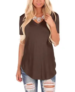 Detailansicht eines braunen Damen-T-Shirts mit V-Ausschnitt und entspannter Passform