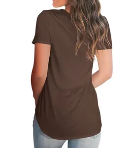 Rückansicht eines locker sitzenden braunen Kurzarm-Strick-T-Shirts mit abgerundetem Saum