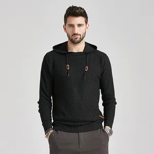 Dettaglio di maglione nero da uomo con cappuccio e motivo jacquard testurizzato.