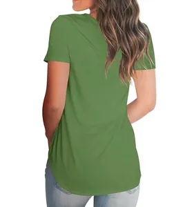 Detailansicht der Rückseite eines lässigen olivgrünen locker sitzenden Damen-Strick-T-Shirts