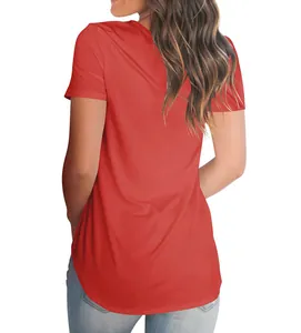 Detailansicht der Rückseite eines roten, locker sitzenden Strick-T-Shirts in Übergröße für Damen.