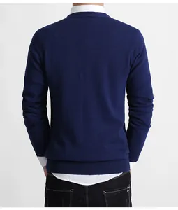 Detaillierte Rückansicht des dunkelblauen Herren-Strickcardigans mit langen Ärmeln.
