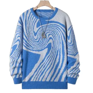 Detail van het blauw-witte wervelpatroon op deze oversized jacquard gebreide trui