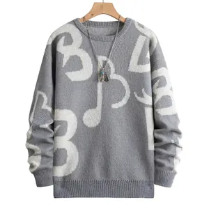 Vista dettagliata di un maglione da uomo grigio a girocollo con grandi motivi bianchi