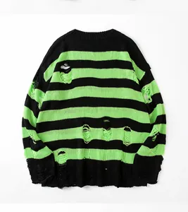Detailansicht eines schwarz-grün gestreiften Strickpullovers mit Destroyed-Effekten