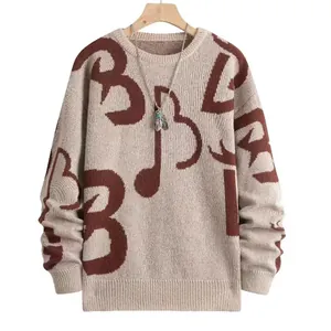 Primo piano del maglione in maglia da uomo con motivo lettera B e nota musicale