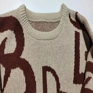 Primo piano del maglione in maglia girocollo da uomo con lettere jacquard.
