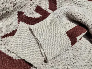 Dettaglio del polsino in maglia e del tessuto testurizzato del maglione da uomo