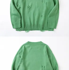 Primo piano di maglione verde con strappi che mostra i dettagli dell'orlo e dello scollo