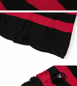 Nahaufnahme eines rot-schwarz gestreiften Strickpullovers mit Details zur Stoffstruktur