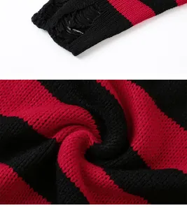 Nahaufnahme der zerstörten Ärmelmanschette und der rot-schwarzen Strickstruktur.