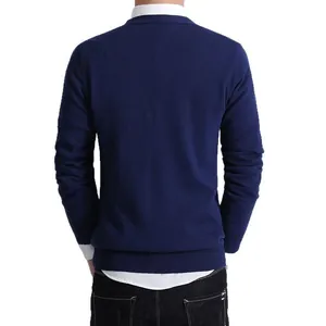 Klassische marineblaue Strickjacke für Herren im eleganten Business-Stil mit Langarm