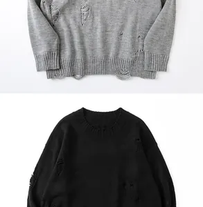 Vista dettagliata dei maglioni in maglia nera e grigia con design a fori strappati alla moda.