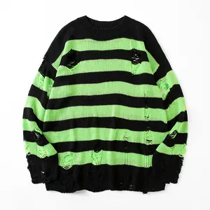 Oversize-Strickpullover mit schwarz-grünen Streifen und Rissen im Streetwear-Stil