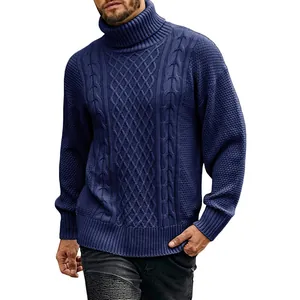 Detailopname van een donkerblauwe heren coltrui met kabelgebreide textuur en patroon