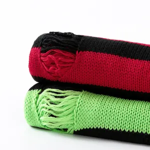 Detailansicht von gestreiften Strickpullovern mit modischen Destroyed-Effekten und Löchern.