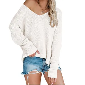 Dettaglio ravvicinato del maglione bianco oversize a spalle scoperte e trama a coste