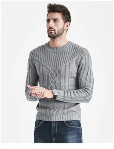 Vista dettagliata del maglione grigio uomo a trecce girocollo slim fit con lavorazione a maglia