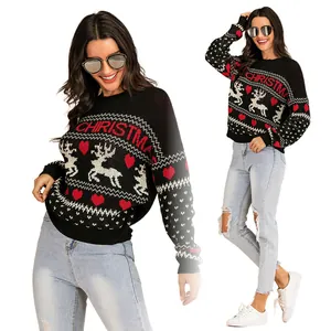 Vue détaillée pull de Noël femme à col rond avec motifs rennes et cœurs, coupe ample