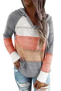 Detailansicht eines Colorblock-Strickpullovers mit V-Ausschnitt, Kapuze und feiner Strickstruktur