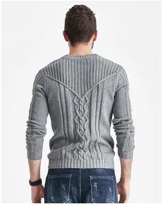 Dettaglio della parte posteriore del maglione grigio uomo con motivo a trecce intrecciate