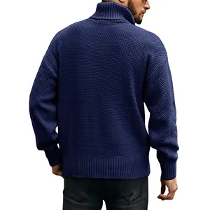 Achteraanzicht van donkerblauwe gebreide herencolrui met geribbelde boorden en zoom.