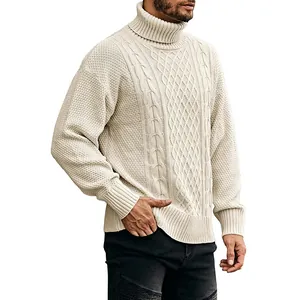 Gedetailleerde weergave van beige herentrui met col en ingewikkelde kabelpatronen.