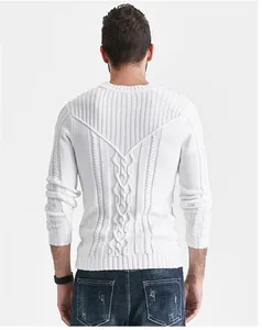Vista posteriore dettagliata del maglione da uomo in maglia bianca a trecce jacquard