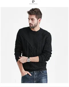 Primo piano del maglione nero da uomo a girocollo con intricati motivi in maglia a trecce