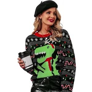 Vue détaillée d'un pull de Noël festif avec un motif de dinosaure vert tricoté.
