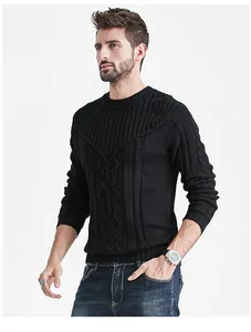 Dettaglio di un maglione da uomo nero in maglia a trecce, vestibilità slim e girocollo