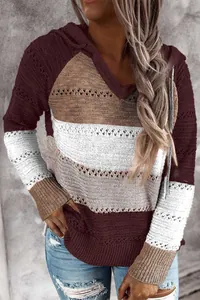 Eleganter Damen-Kapuzenpullover mit V-Ausschnitt und bunt gestreiftem Strickmuster