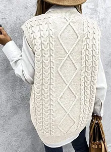 Détail arrière d'un gilet pour femme en maille torsadée crème avec motif losange