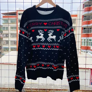 Pull de Noël noir en maille ample avec rennes blancs et motifs de cœurs rouges
