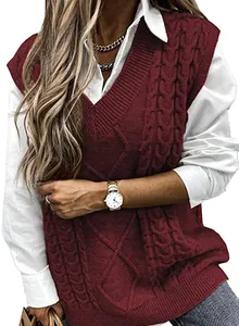Détail du gilet en tricot torsadé bordeaux à col en V dans un style sans manches