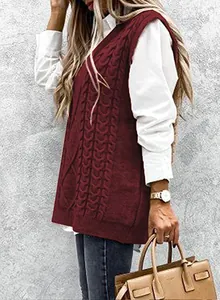 Détail du pull sans manches en tricot bordeaux porté sur une chemise blanche