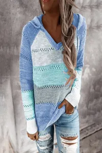 Detailansicht des gestreiften Strickpullovers mit Kapuze und Lochmuster für Damen