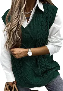 Vue détaillée d'un pull sans manches vert foncé à col en V pour femmes avec torsades.