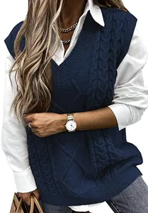 Détail d'un débardeur en tricot torsadé bleu marine porté sur une chemise blanche
