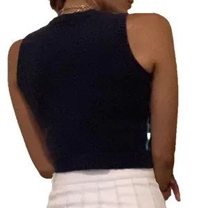 Gilet in maglia con motivo a rombi blu navy e gonna a pieghe bianca in stile collegiale