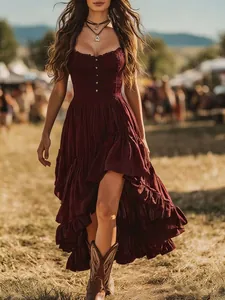Boho-Kleid in Weinrot mit gesmokter Brust und unregelmäßigem Rüschensaum im Feld