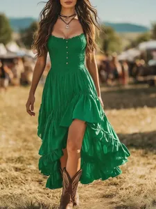 Elegantes grünes trägerloses High-Low-Kleid mit gesmokter Brust und Volantsaum im Boho-Stil