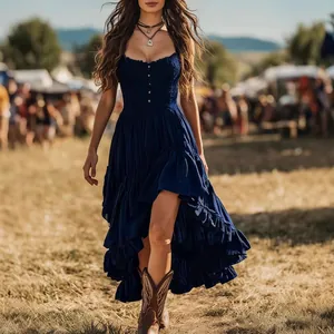Elegantes marineblaues Kleid mit gesmoktem Oberteil und unregelmäßigem Volantsaum im Boho-Stil