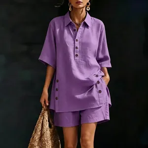Vista completa del set viola a due pezzi con camicia a maniche corte e pantaloncini larghi