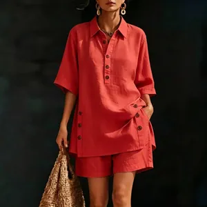 Completo due pezzi in lino terracotta da donna con bottoni e borsa di paglia