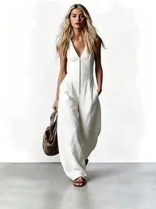 Een volledig overzicht van een witte mouwloze jumpsuit met V-hals en ritssluiting aan de voorkant