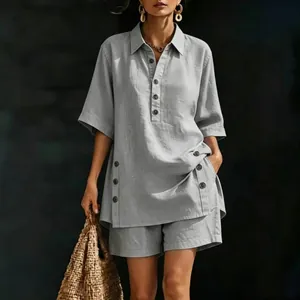 Elegante completo due pezzi da donna in lino grigio con camicia a maniche corte e shorts